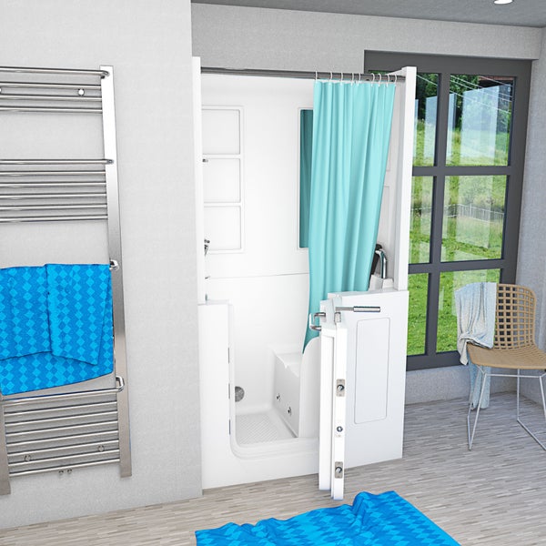 Seniorengerechte Badewanne mit integrierter Einstiegstür, Duschvorhang und Sitzgelegenheit in einem modernen Badezimmer mit Handtuchheizkörper.