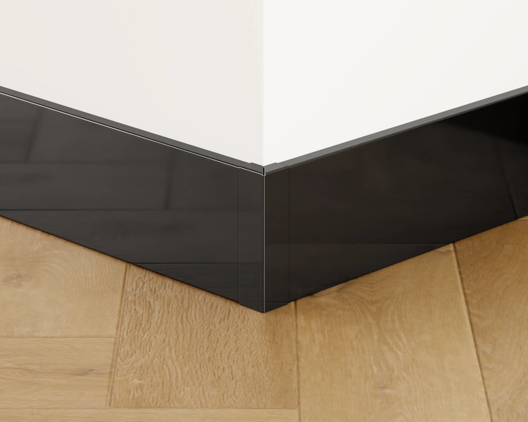 Detailansicht einer Innenraumecke mit Boden, Sockelleiste und Wand