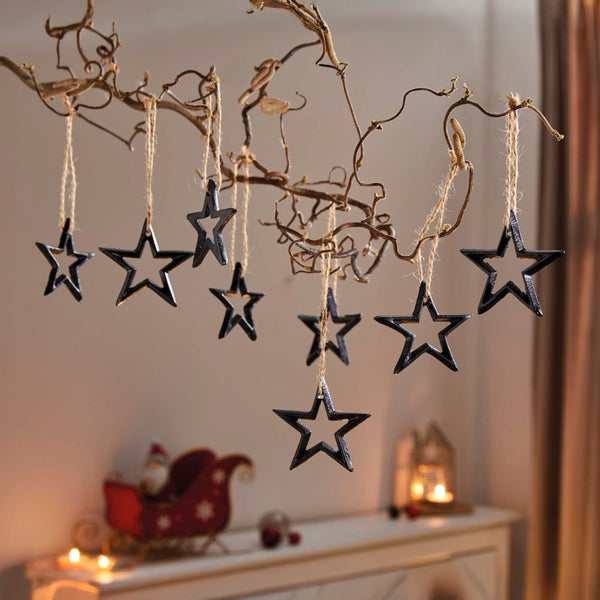 Dekoration mit Sternanhängern an einem Zweig