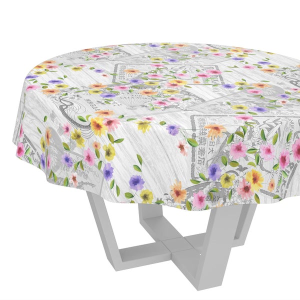 Runde Tischdecke mit bunten Blumen und Vintage-Stempeln auf einem Hintergrund in Holzoptik.