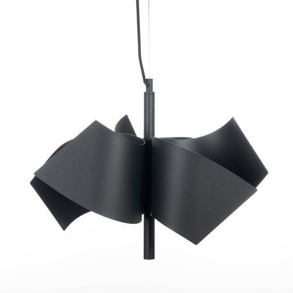 Schwarze Pendelleuchte mit geschwungenen Metallelementen in Schleifenoptik an einem vertikalen Stab.