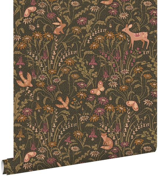 Vliestapete mit Waldtieren wie Rehen, Füchsen und Hasen sowie Vögeln und Schmetterlingen in einem floralen Muster auf dunklem Untergrund.