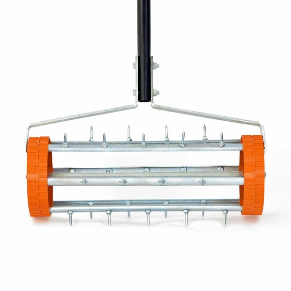Hand-Rasenlüfter mit silberner Metallwalze und Stacheln, schwarzem Stiel und orangefarbenen Kunststoffrollen.