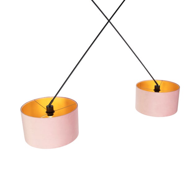 Pendelleuchte mit zwei runden Samtschirmen in Rosa, goldener Innenseite und schwarzer Metallaufhängung.