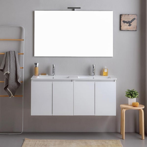 Modernes Badmöbel-Set mit Doppelwaschtisch, weißem Unterschrank mit vier Türen, zwei Armaturen und großem Spiegel mit Beleuchtung.