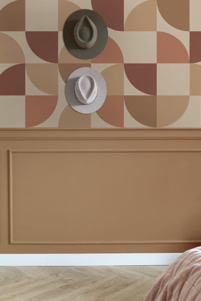 Wandgestaltung mit grafischem Muster und zwei Hüten