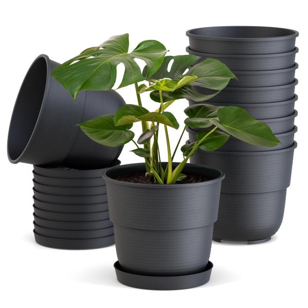 Mehrteiliges Blumentopf Set aus Kunststoff in Anthrazit mit passendem Untersetzer und einer Zimmerpflanze.