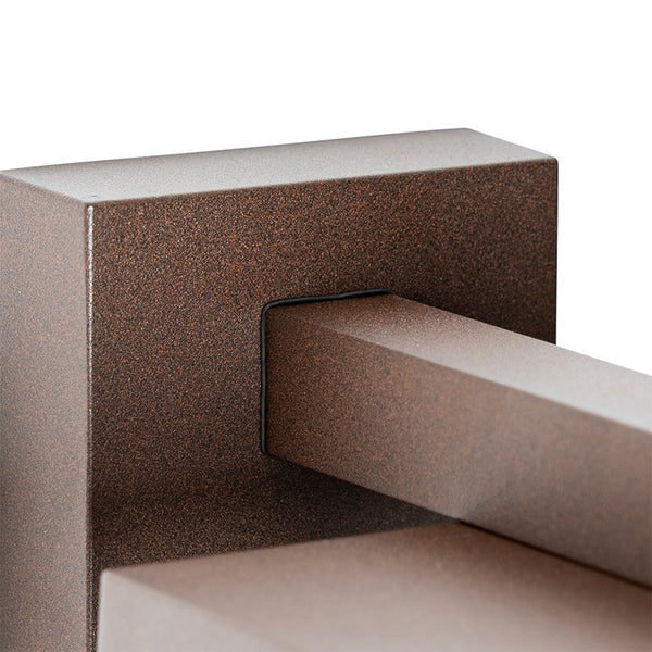 Detailansicht einer Wandleuchte mit strukturierter Metalloberfläche.