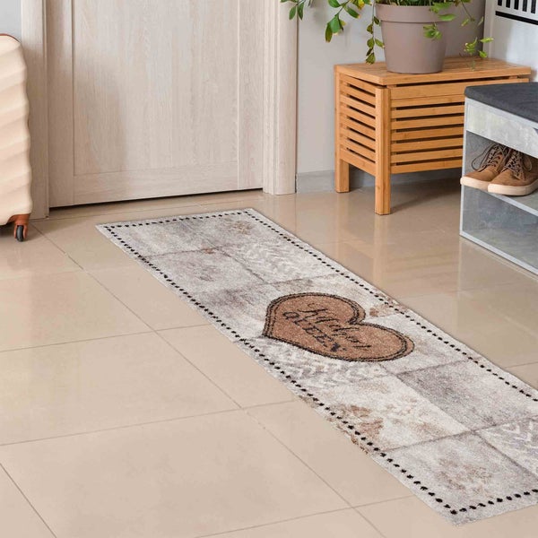 Flur mit Fußmatte mit Herzmuster