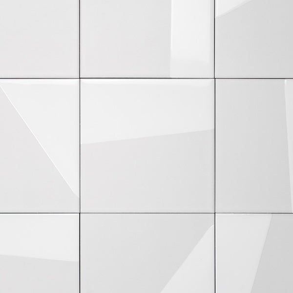 Quadratische Wandfliesen mit glänzender Oberfläche im Verbund verlegt