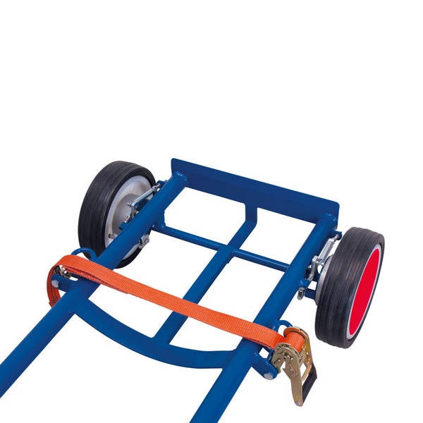 Detailansicht einer blauen Sackkarre mit Rädern und Spanngurt