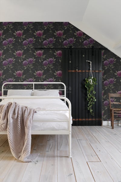 Schlafzimmer mit Bett, Schiebetür und Blumentapete für eine gemütliche Atmosphäre