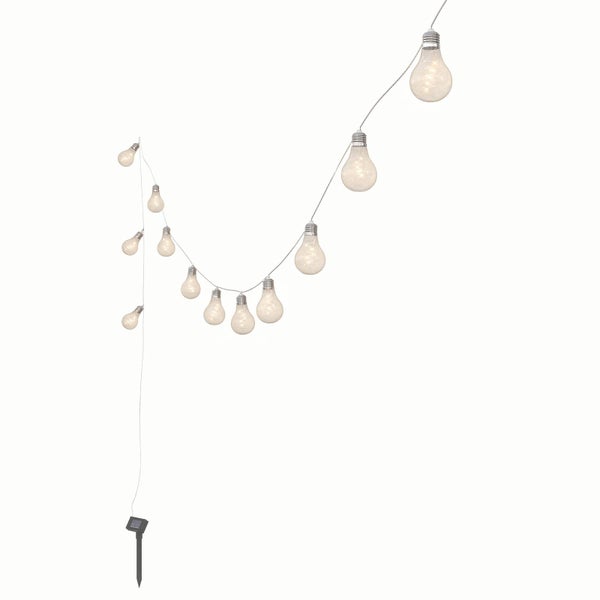 Solar-Lichterkette mit LED-Leuchtmitteln in klassischer Glühlampenform und einem Erdspieß für das Solarpanel.