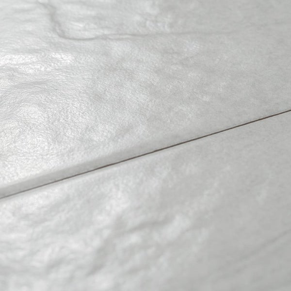 Strukturierte Fliese mit detailreicher Oberflächenoptik für Wand und Bodenbeläge.