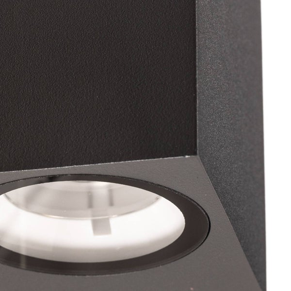 Detailaufnahme einer Außenwandleuchte mit strukturierter Oberfläche und kreisförmigem Lichtaustritt.