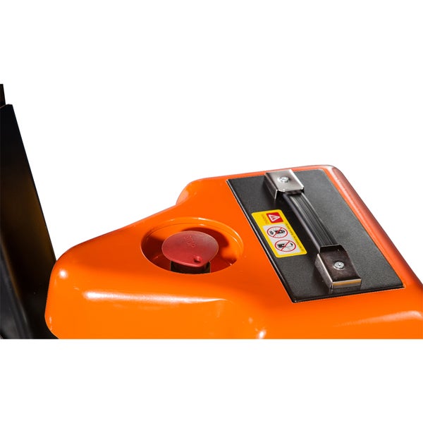 Detailansicht eines orangefarbenen Hubwagens mit rotem Not-Aus-Schalter und schwarzem Tragegriff.