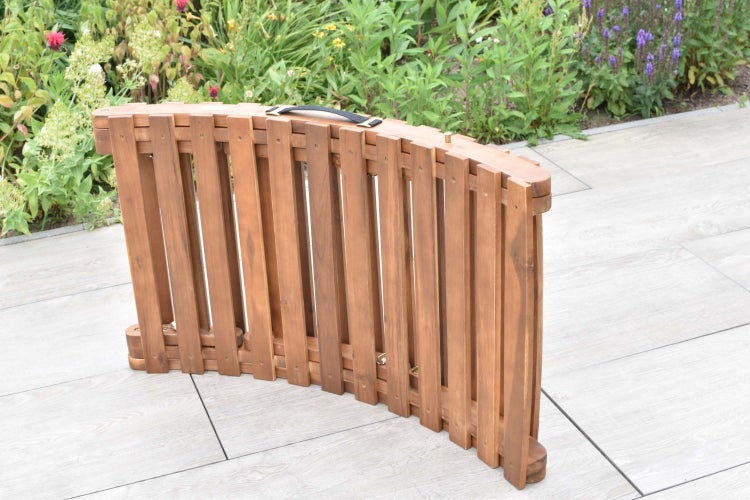 Hölzerner flexibler Beetzaun auf einer Terrasse