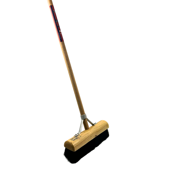 Blockbohner mit Holzstiel und dunklen Borsten