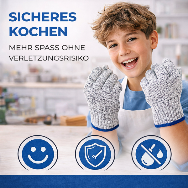Ein lächelndes Kind trägt beim Kochen schnittfeste Handschuhe und eine Schürze. Symbole für Freude, Schnittschutz und Flüssigkeitsabweisung.