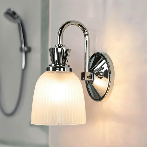 Wandleuchte mit Lampenschirm im Badezimmer