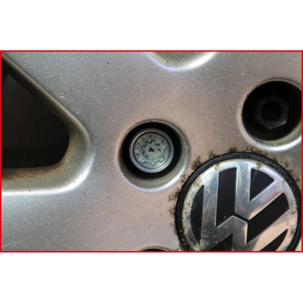 Detailansicht einer Felge mit Felgenschloss und Volkswagen Logo