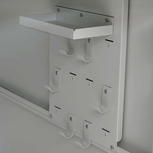 Wandorganizer aus Metall mit sechs Haken und einer Ablage für Werkzeug und Kleinteile.