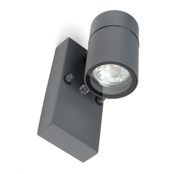 Moderne Außenwandleuchte in Anthrazit mit zylindrischem Strahler und rechteckiger Wandhalterung.