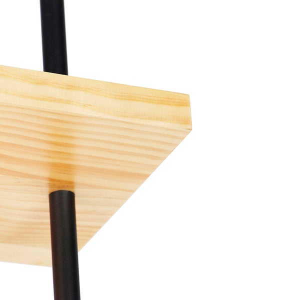 Detailaufnahme eines Regals mit Holzablage und Metallstreben