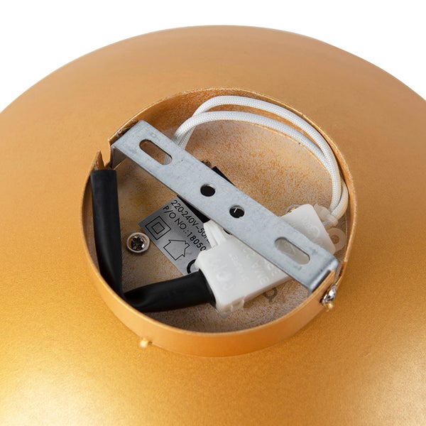 Detailansicht einer goldenen Deckenleuchte mit Kabeln und Befestigungsmaterial