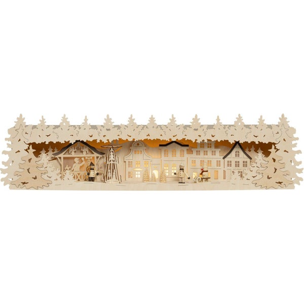 Beleuchteter Schwibbogen aus Holz mit winterlicher Stadtszene, Figuren und Tannenbäumen als weihnachtliche Dekoration.