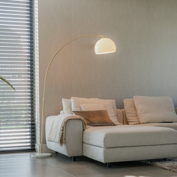 Wohnzimmer mit Sofa und Bogenlampe