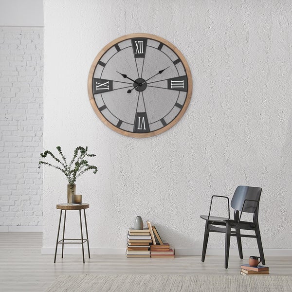 Wanduhr mit römischen Ziffern und Holzrahmen