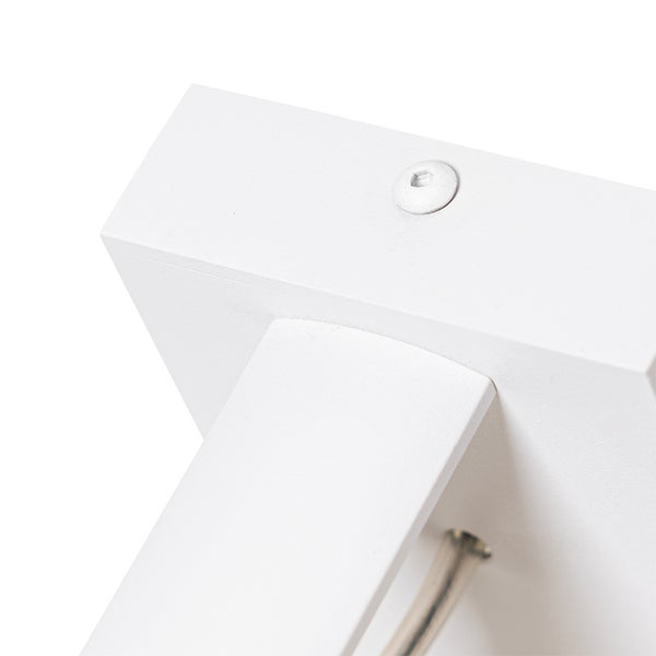 Detailansicht einer weißen Wandhalterung