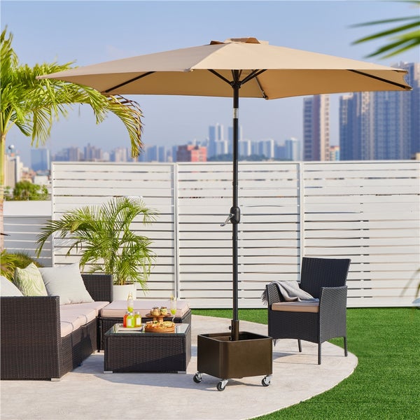 Szene im Freien mit Gartensitzgruppe, Sonnenschirm und Sonnenschirmständer