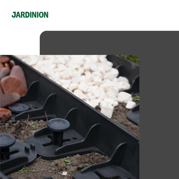 Gartengrenze mit Kies und Steinen
