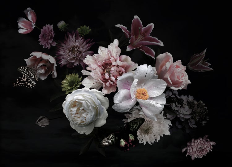 Stillleben mit Rosen, Pfingstrosen und Lilien sowie Schmetterlingen und Wassertropfen auf den Blütenblättern.