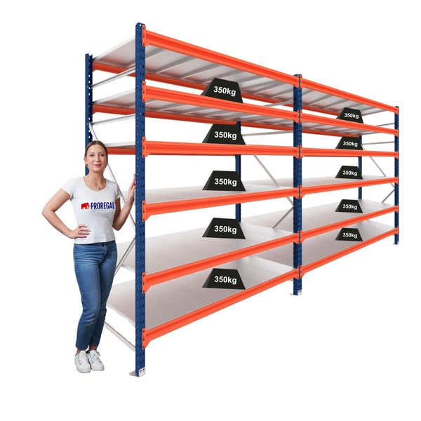 Blau-oranges Schwerlastregal mit fünf Ebenen und einer Tragkraft von 350 Kilogramm pro Boden, dargestellt mit einer Person als Größenvergleich.