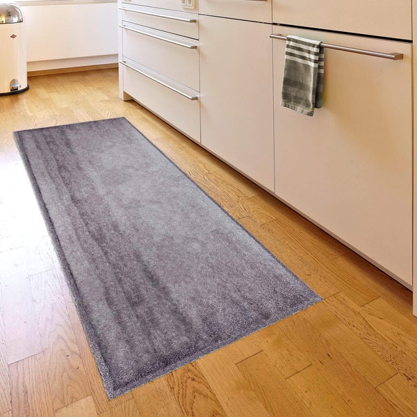 Grauer Teppichläufer im Küchenbereich.