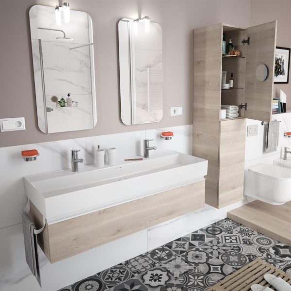 Modernes Badezimmer mit Doppelwaschbecken, Unterschrank in Holzoptik, Hochschrank und zwei Spiegeln vor gemusterten Bodenfliesen.