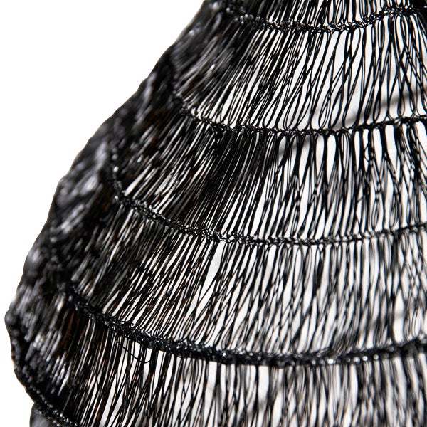 Detailansicht einer schwarzen Drahtleuchte