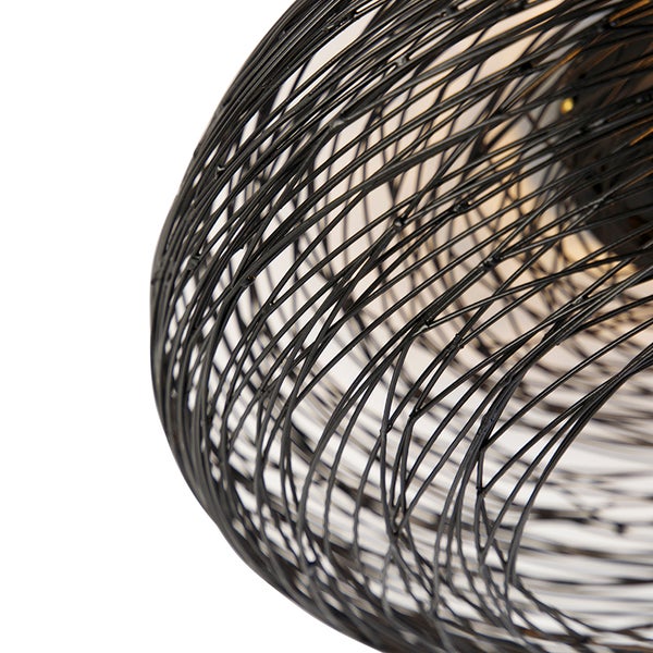 Detailaufnahme einer Pendelleuchte aus Metalldraht