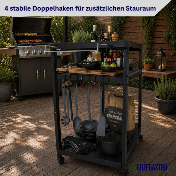 Schwarzer Grill-Servierwagen aus Metall mit drei Etagen und vier Doppelhaken für Grillbesteck auf einer Terrasse neben einem Gasgrill.