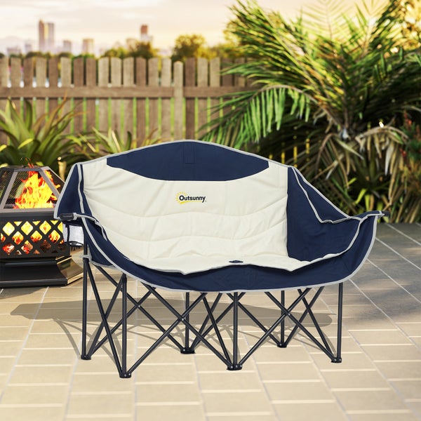 Zweisitziger Outsunny Klappstuhl für Camping und Garten auf einer Terrasse neben einer Feuerschale.