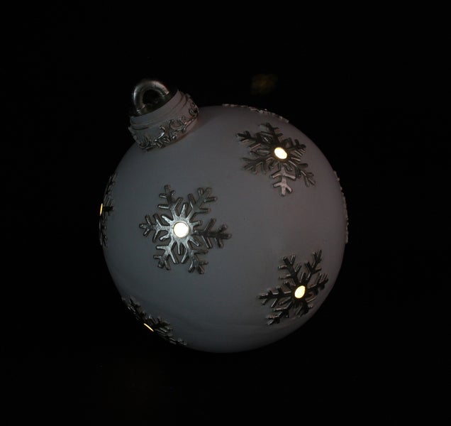 Dekorative Weihnachtskugel mit Schneeflockenmuster und Beleuchtung