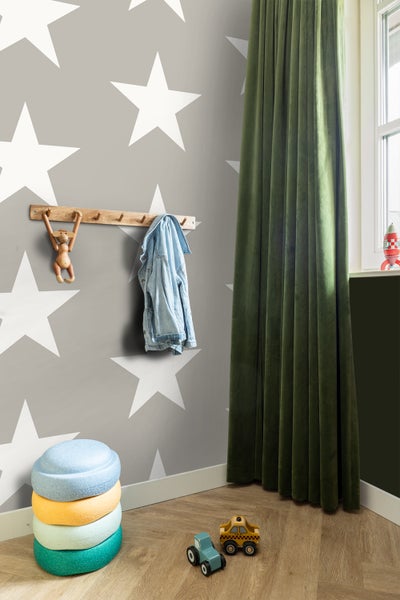 Kinderzimmer mit Sternentapete, Garderobe, Dekoration und Spielzeug