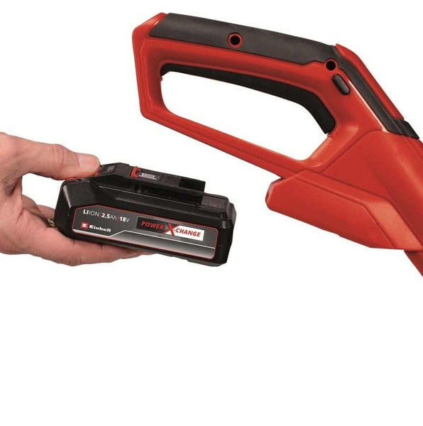 Eine Hand hält einen 18 Volt Einhell Power X Change Akku mit 2.5 Amperestunden Kapazität neben einem Einhell Akkuwerkzeug Griff.