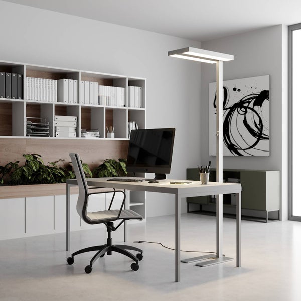 Modernes, helles Büro mit Schreibtisch, ergonomischem Bürostuhl, Regalsystem und einer hohen, minimalistischen LED-Stehleuchte.