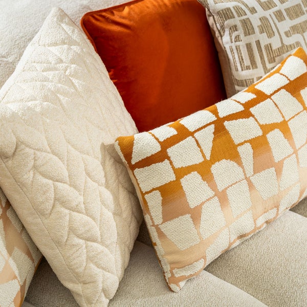 Nahaufnahme verschiedener dekorativer Kissen mit unterschiedlichen Texturen und Mustern.