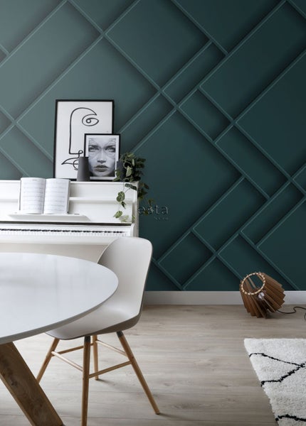 Zimmer mit dunkelgrüner Wandgestaltung, Klavier, Tisch und Stuhl