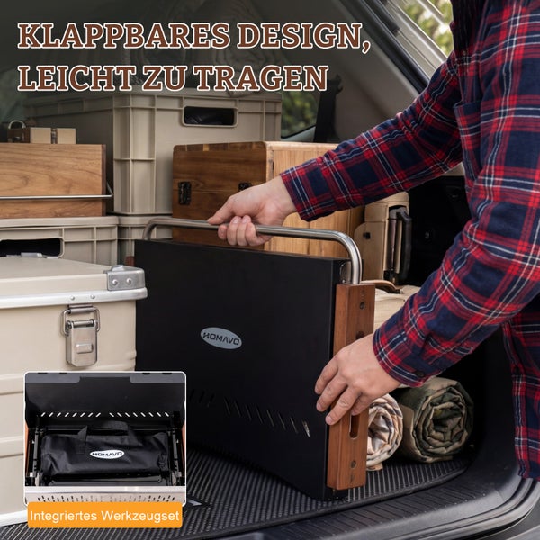 Eine Person verstaut einen zusammengeklappten schwarzen Homavo Grill mit Metallgriff und Holzelementen im Kofferraum eines Autos.